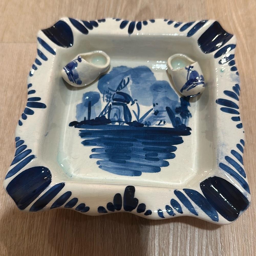 Hand-painted Delft vintage ash tray with little shoes Holland jewelry display